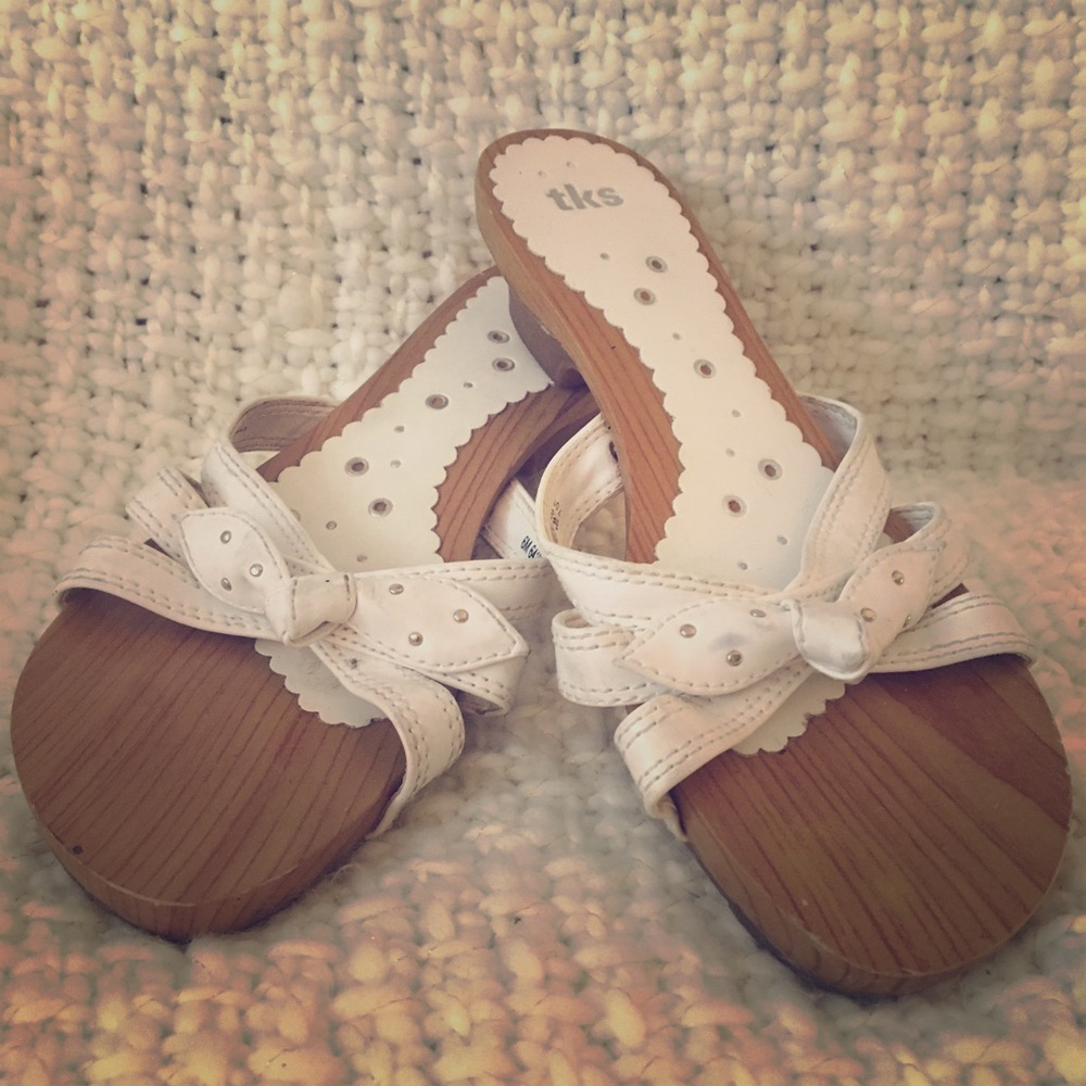 TBS Girls’ size 6 white eyelet sandals